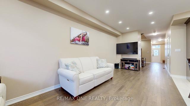 213 Wisteria Way, House attached with 3 bedrooms, 4 bathrooms and 2 parking in Oakville ON | Image 8