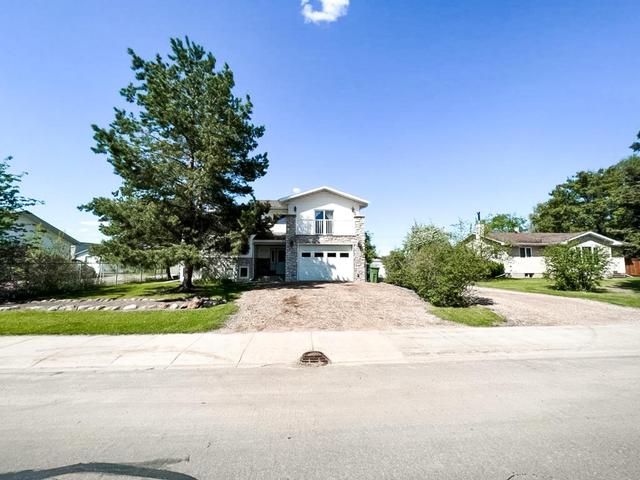 10126 98 Ave, House detached with 4 bedrooms, 2 bathrooms and 4 parking in Mackenzie County AB | Image 2