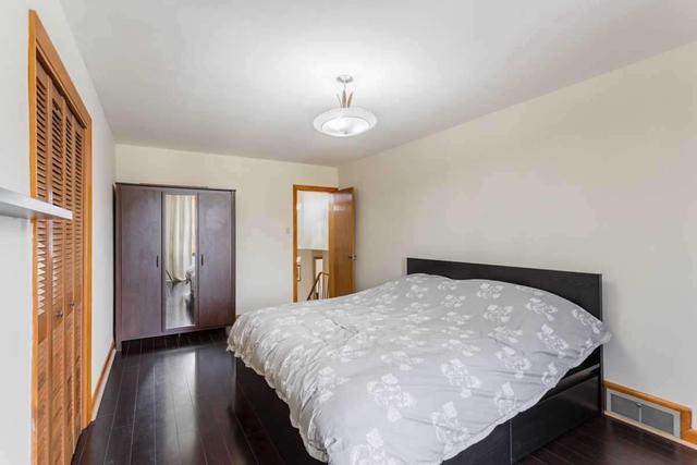 toronto - 157 York Downs Dr, House detached with 3 bedrooms, 3 bathrooms and 5 parking in Toronto ON | Image 3
