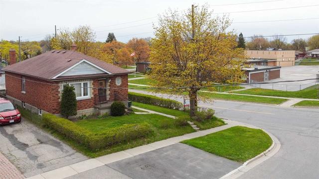 335 Central Park Blvd S, House detached with 3 bedrooms, 2 bathrooms and 4 parking in Oshawa ON | Image 1
