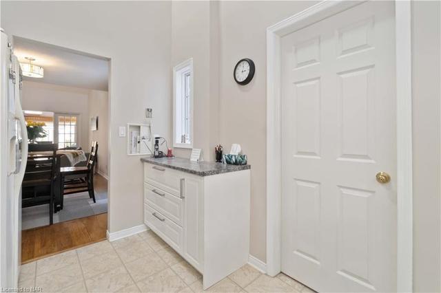 8 - 4171 Strawberry Crt, Townhouse with 3 bedrooms, 2 bathrooms and 2 parking in Lincoln ON | Image 2