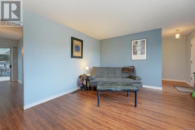 981 Kenneth St, House detached with 3 bedrooms, 2 bathrooms and 2 parking in Saanich BC | Image 4