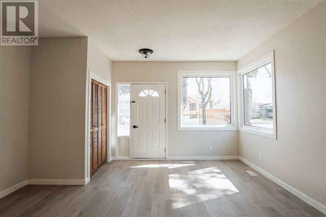 732 12b Street N, House detached with 2 bedrooms, 1 bathrooms and 2 parking in Lethbridge AB | Image 3