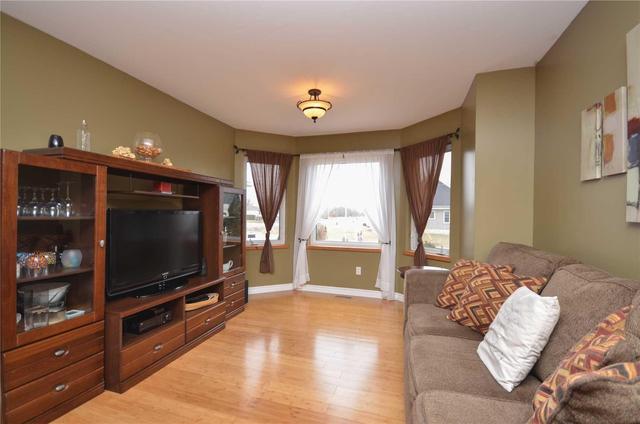 96 Elm St, House detached with 3 bedrooms, 2 bathrooms and 9 parking in Kawartha Lakes ON | Image 3
