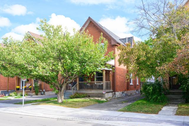 207 Rawdon St, House detached with 3 bedrooms, 1 bathrooms and 4 parking in Brantford ON | Image 1