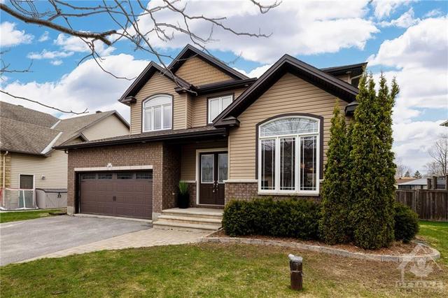 69 Chanonhouse Drive, House detached with 5 bedrooms, 4 bathrooms and 6 parking in Ottawa ON | Image 2