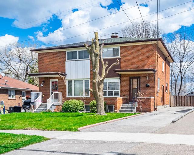 17 Windhill Cres, House semidetached with 3 bedrooms, 2 bathrooms and 4 parking in Toronto ON | Image 1