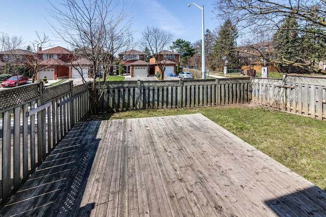 104 Mayvern Cres, House attached with 3 bedrooms, 3 bathrooms and 2 parking in Richmond Hill ON | Image 9