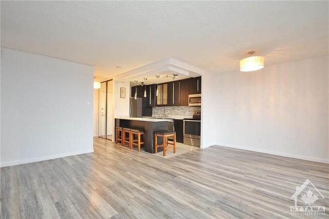 1102 - 1785 Frobisher Lane, Condo with 2 bedrooms, 1 bathrooms and 1 parking in Ottawa ON | Image 5