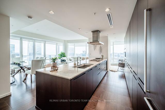 4801 - 180 University Ave, Condo with 2 bedrooms, 3 bathrooms and 1 parking in Toronto ON | Image 1