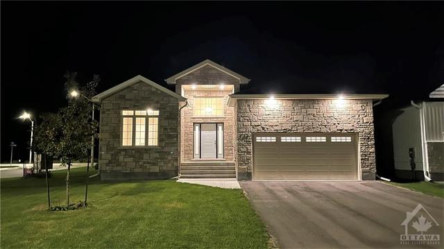 741 Meadowridge Circle, House detached with 2 bedrooms, 2 bathrooms and 6 parking in Ottawa ON | Image 2