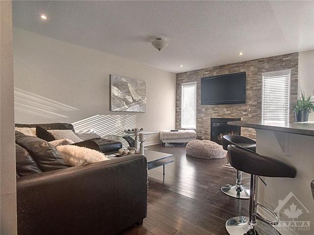 410 Montserrat Street, Townhouse with 3 bedrooms, 4 bathrooms and 3 parking in Ottawa ON | Image 3