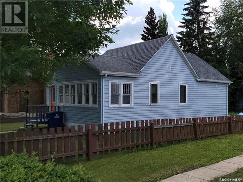 248 4th Avenue W, House detached with 2 bedrooms, 1 bathrooms and null parking in Unity SK | Card Image