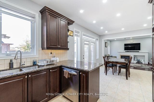 32 Eaglesprings Cres, House detached with 4 bedrooms, 4 bathrooms and 6 parking in Brampton ON | Image 2