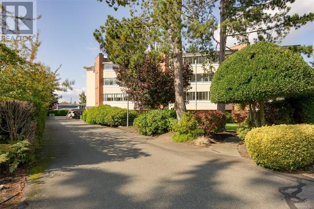 302 - 9900 Fifth St, Condo with 2 bedrooms, 1 bathrooms and 1 parking in Sidney BC | Image 2