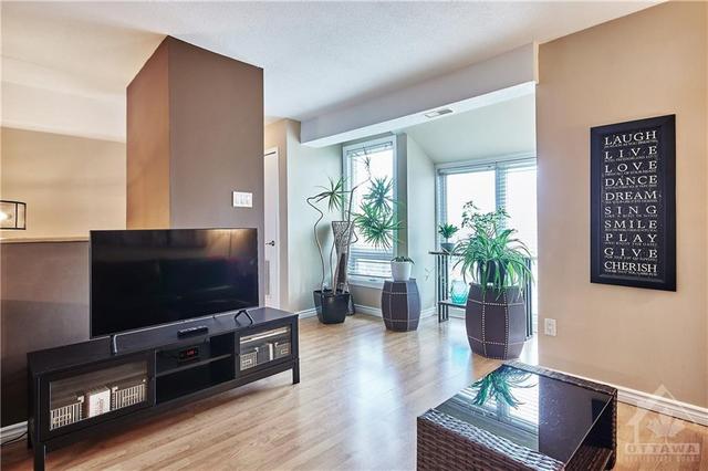 209 Woodfield Drive, Condo with 2 bedrooms, 2 bathrooms and 1 parking in Ottawa ON | Image 7