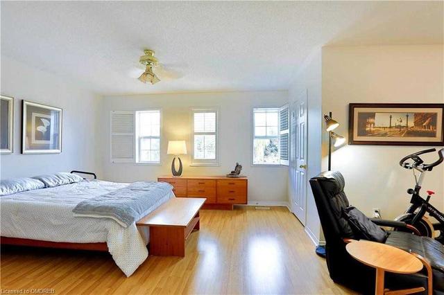 2330 Woodridge Way, House detached with 3 bedrooms, 4 bathrooms and 6 parking in Oakville ON | Image 11