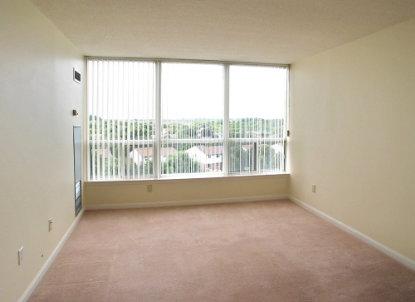 706 - 12 Laurelcrest St, Condo with 2 bedrooms, 1 bathrooms and 1 parking in Brampton ON | Image 2