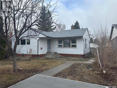 2704 24th Avenue, House detached with 4 bedrooms, 2 bathrooms and null parking in Regina SK | Card Image