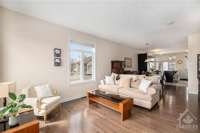 215 Fairside Private, Townhouse with 2 bedrooms, 3 bathrooms and 2 parking in Ottawa ON | Image 5