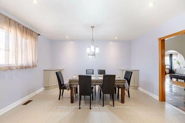 10 Larchmere Ave, House detached with 5 bedrooms, 4 bathrooms and 6 parking in Toronto ON | Image 10