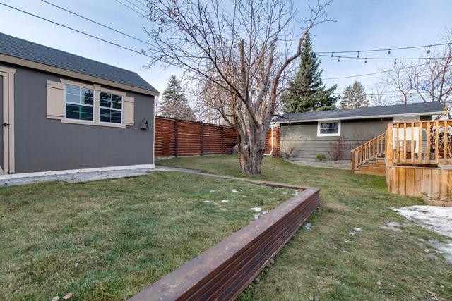 11 Mayfair Road Sw, House detached with 5 bedrooms, 2 bathrooms and 1 parking in Calgary AB | Image 37