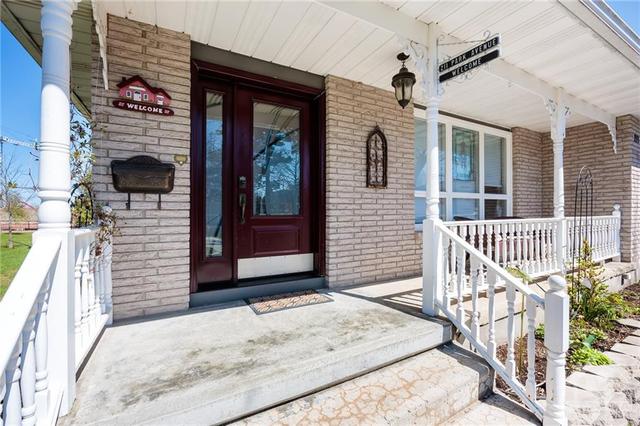 211 Park Avenue, House detached with 3 bedrooms, 2 bathrooms and 4 parking in Carleton Place ON | Image 3