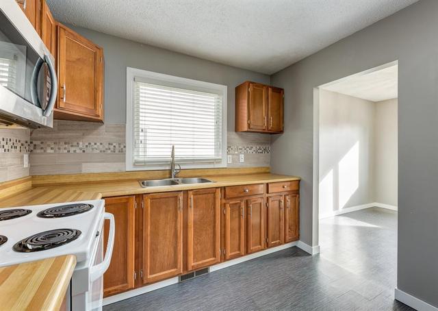 16 Sunvale Crescent Se, House detached with 3 bedrooms, 2 bathrooms and 1 parking in Calgary AB | Image 23