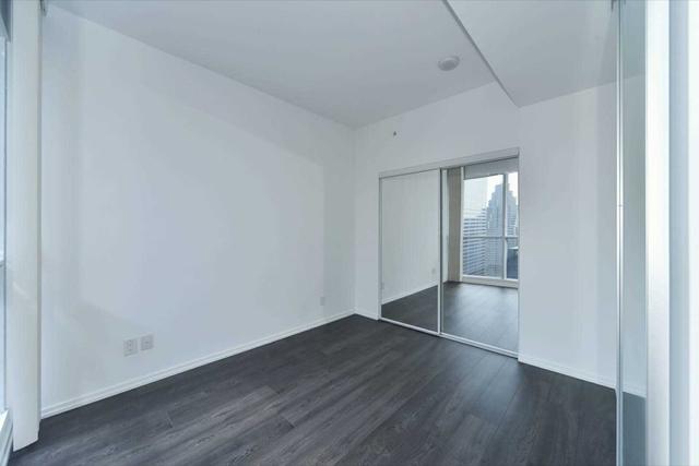 5107 - 70 Temperance St, Condo with 1 bedrooms, 1 bathrooms and 0 parking in Toronto ON | Image 3