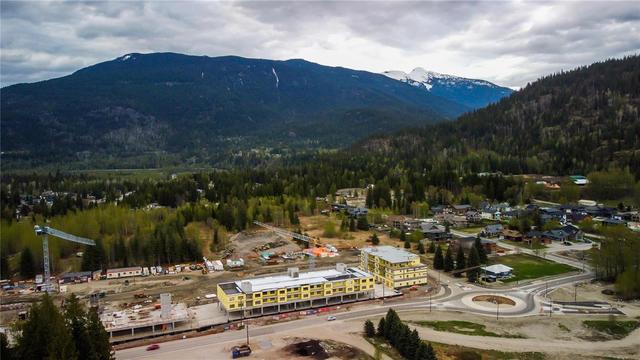 sl138 - p01 (Building 4) Mackenzie Plaza, Condo with 2 bedrooms, 1 bathrooms and 1 parking in Revelstoke BC | Image 2