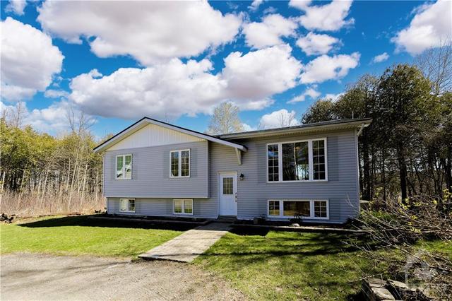 653 Crozier Road, House detached with 3 bedrooms, 1 bathrooms and 8 parking in North Grenville ON | Image 2