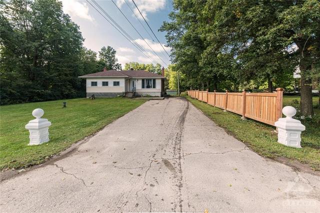 20 Kelly's Road, House detached with 3 bedrooms, 1 bathrooms and 4 parking in Rideau Lakes ON | Image 1