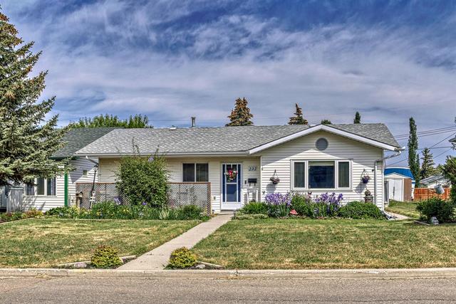 232 1 Avenue, House detached with 2 bedrooms, 1 bathrooms and 3 parking in Strathmore AB | Image 1