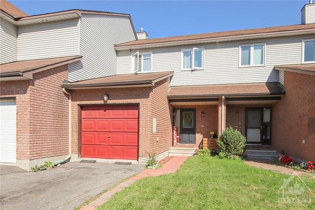 1518 Briarfield Crescent, Townhouse with 3 bedrooms, 2 bathrooms and 3 parking in Ottawa ON | Image 1