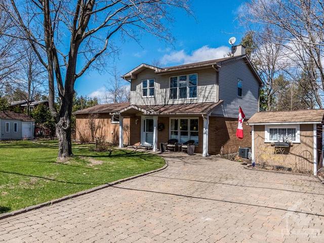 3938 Armitage Avenue, House detached with 3 bedrooms, 3 bathrooms and 4 parking in Ottawa ON | Image 1