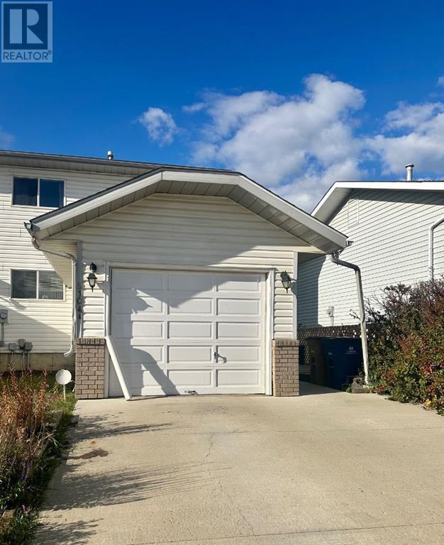 9104a - 94 Ave., House semidetached with 3 bedrooms, 1 bathrooms and 3 parking in Lac la Biche County AB | Image 4
