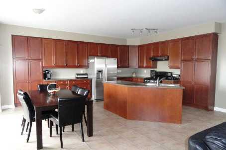 983 Donnelly St, House detached with 4 bedrooms, 3 bathrooms and 4 parking in Milton ON | Image 2