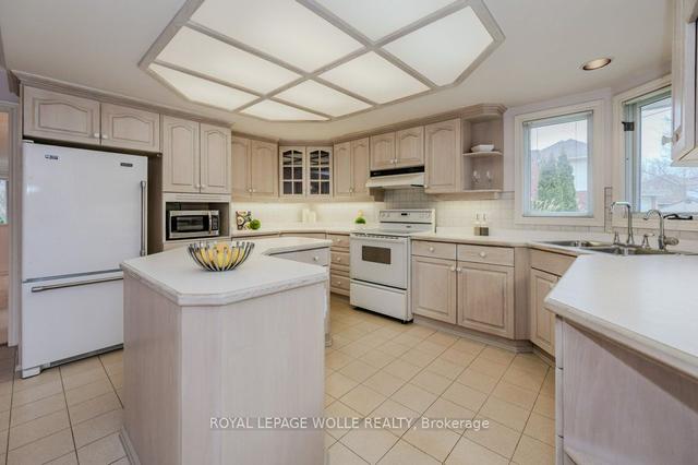 608 Coppercroft Crt, House detached with 3 bedrooms, 3 bathrooms and 6 parking in Waterloo ON | Image 3