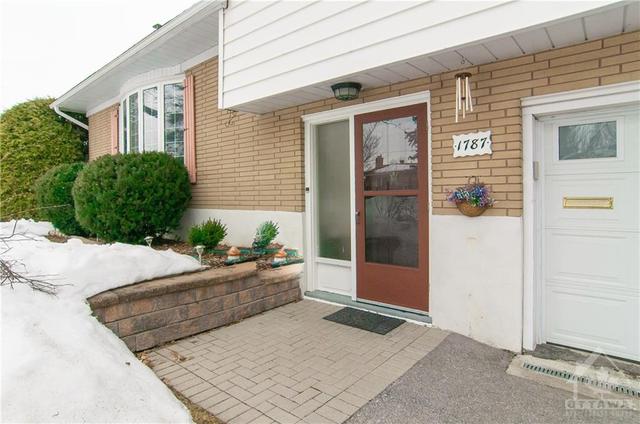 1787 Laxton Crescent, House detached with 3 bedrooms, 2 bathrooms and 3 parking in Ottawa ON | Image 2