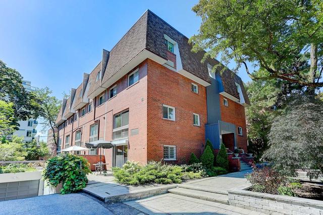 8 - 28 Admiral Rd, Townhouse with 3 bedrooms, 3 bathrooms and 1 parking in Toronto ON | Image 1