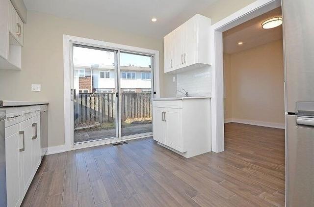 5165 Banting Crt, Townhouse with 4 bedrooms, 2 bathrooms and 3 parking in Burlington ON | Image 3