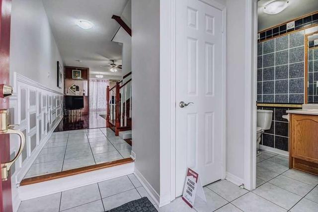 122 Starhill Cres, House semidetached with 3 bedrooms, 3 bathrooms and 2 parking in Brampton ON | Image 3