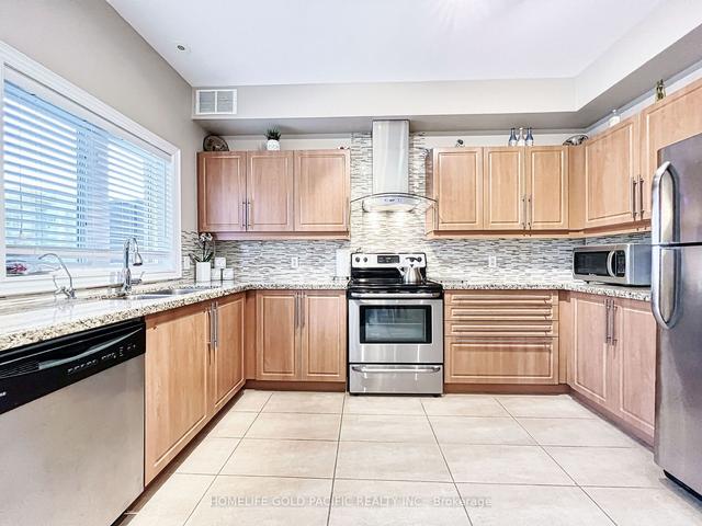 24 Galleria Pkwy, Townhouse with 3 bedrooms, 3 bathrooms and 2 parking in Markham ON | Image 5