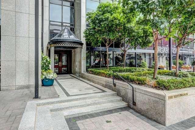 1001 - 30 Wellington St E, Condo with 2 bedrooms, 2 bathrooms and 1 parking in Toronto ON | Image 1