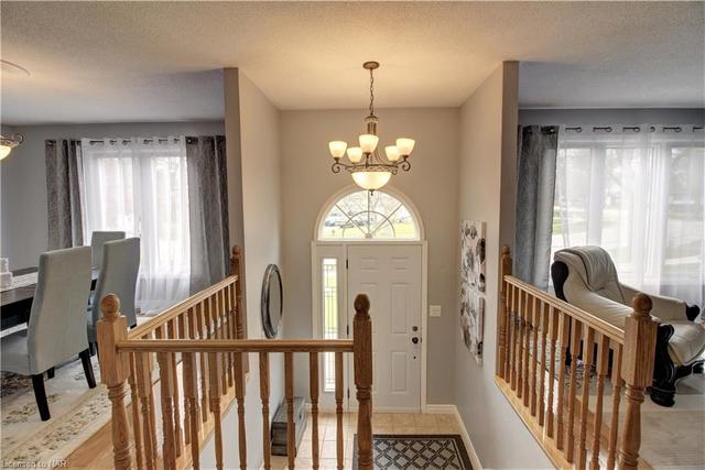 8169 Michael Street, House detached with 5 bedrooms, 2 bathrooms and null parking in Niagara Falls ON | Image 3