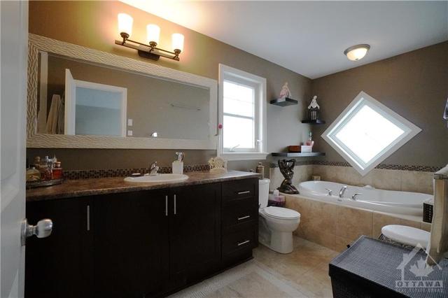 201 Espin Heights, Home with 3 bedrooms, 3 bathrooms and 3 parking in Ottawa ON | Image 11