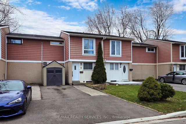 9 Greenhills Sq, House attached with 3 bedrooms, 1 bathrooms and 3 parking in Brampton ON | Image 1