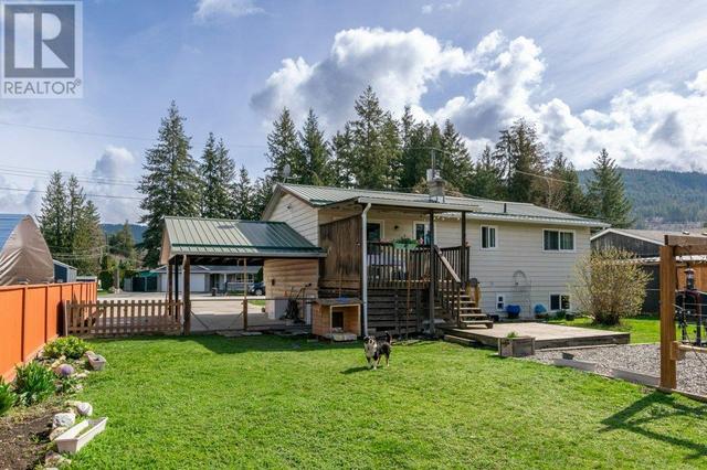 1142 Larch Avenue, House detached with 4 bedrooms, 2 bathrooms and 6 parking in Sicamous BC | Image 2