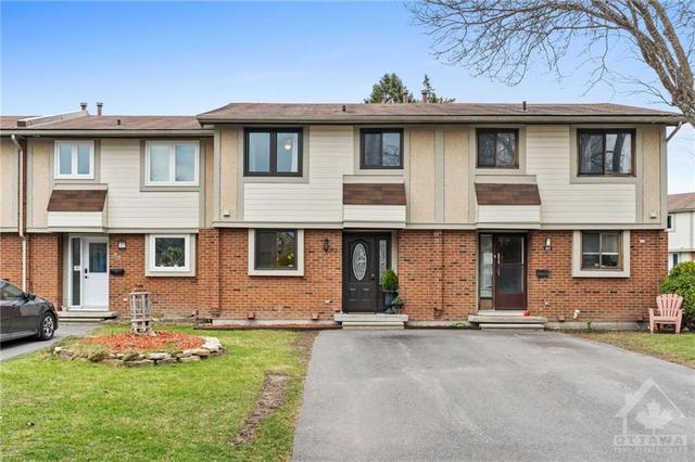 62 Barrow Crescent, Townhouse with 3 bedrooms, 2 bathrooms and 1 parking in Ottawa ON | Image 1