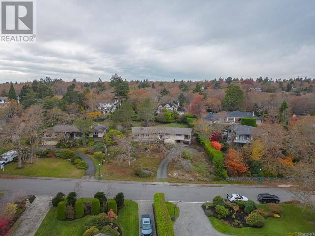 3240 Norfolk Rd, House detached with 3 bedrooms, 2 bathrooms and 2 parking in Oak Bay BC | Image 4